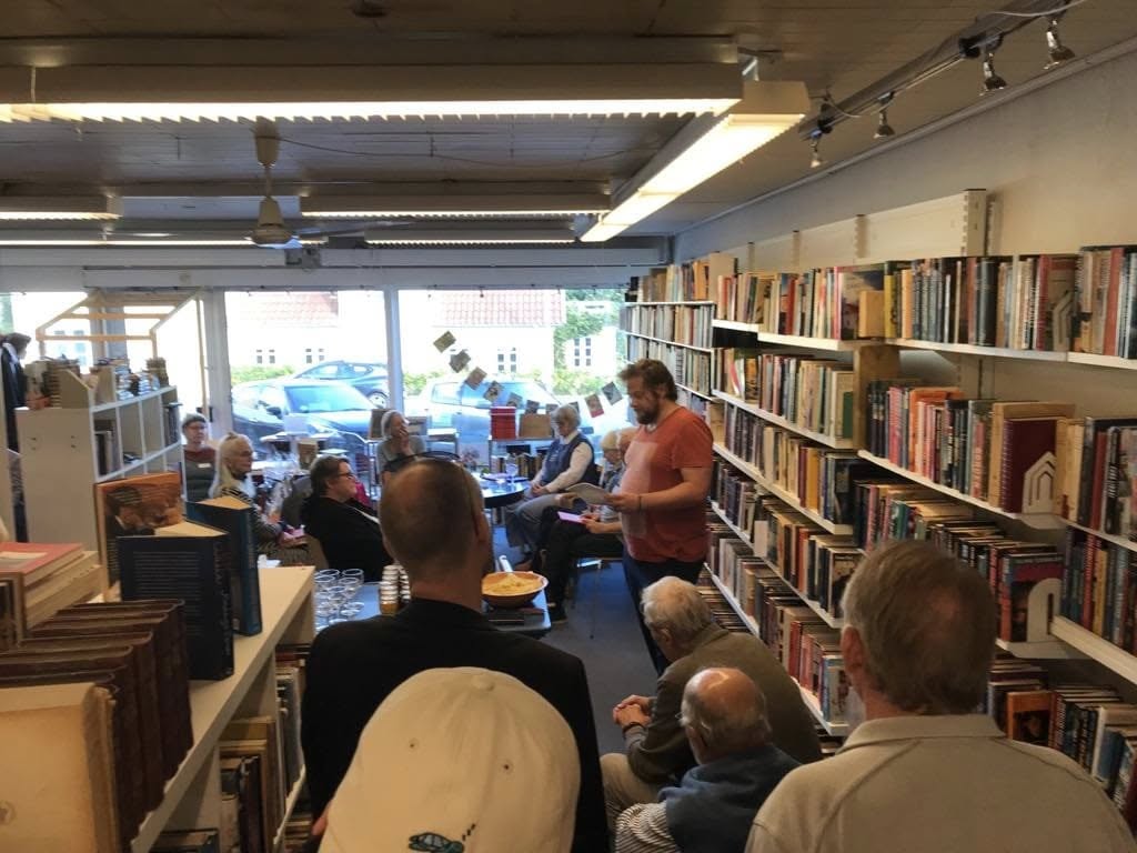 Bjarke holder foredrag i en boghandel i Langå