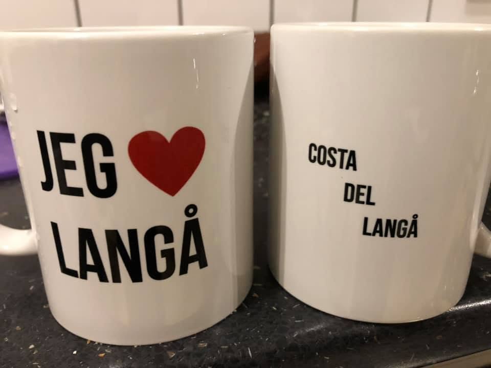 Krus med teksten Jeg elsker Langå og Costa del Langå